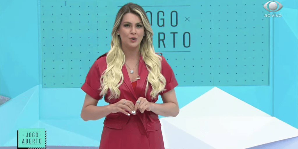 Renata Fan chama atenção com seu look do dia