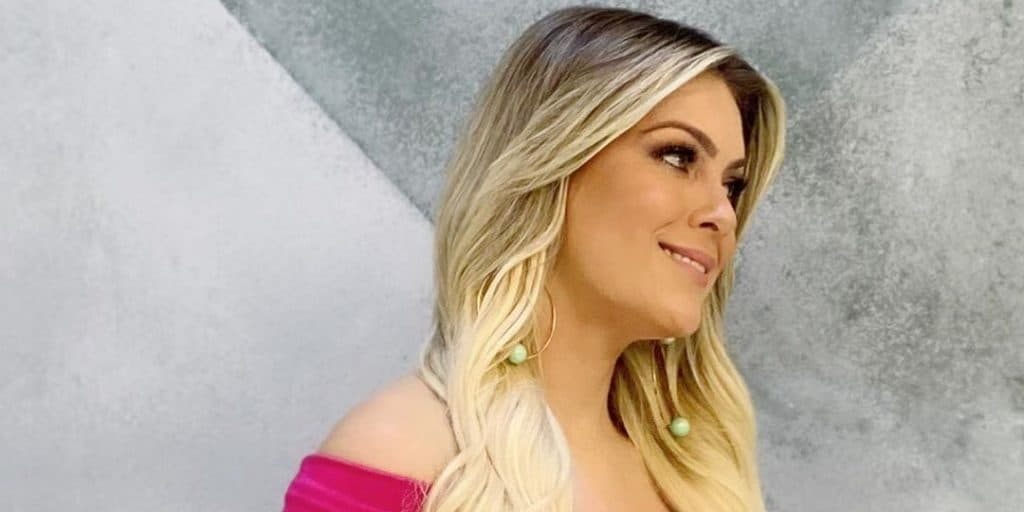 Renata Fan cruza as pernas em seu vestido mais apertado