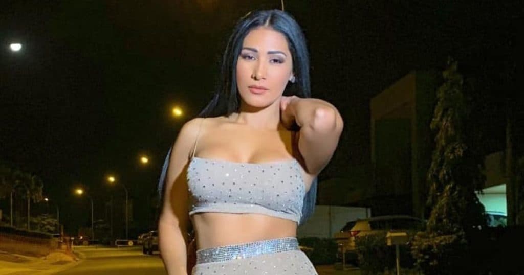 Simaria provoca fãs, deixa seios gigantes de fora em fotos picantes e público vai ao delírio