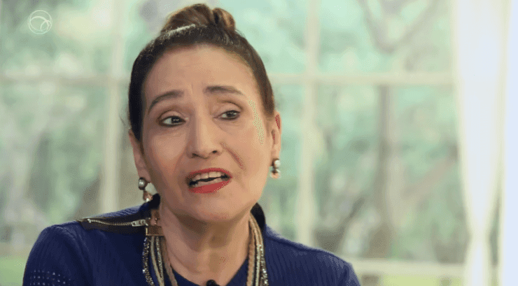Sonia Abrão para programa, desce a lenha e escorraça cantor ao vivo: "Óleo de peroba nessa cara de pau"