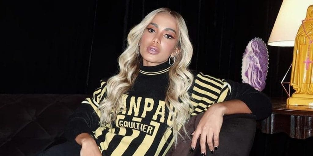 Anitta tenta descobrir autoria de presente misterioso: "Morrendo de saudades"