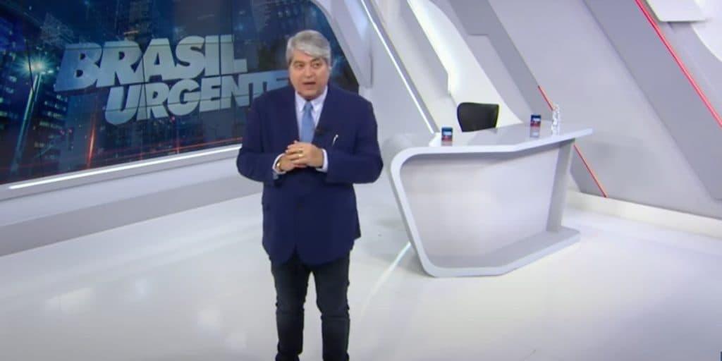 Datena faz surpresa para repórter e o emociona