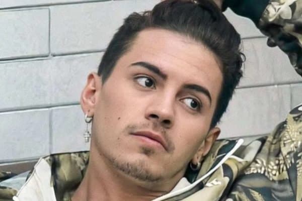 A Fazenda 12: Torcida de Biel tenta invadir o reality e segurança é chamada às pressas
