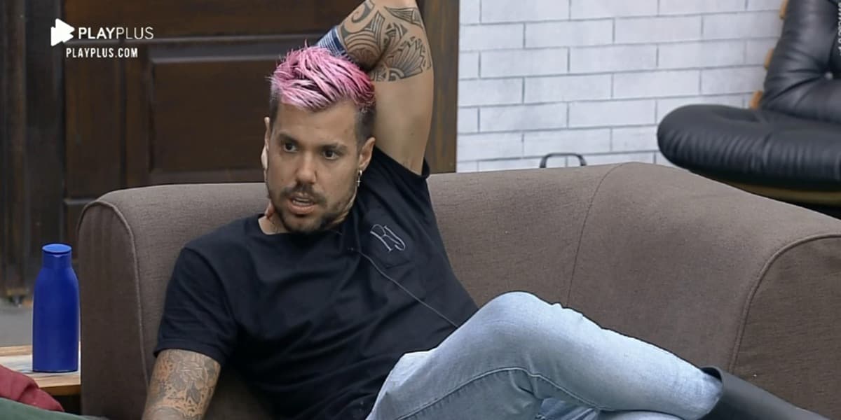 Lipe Ribeiro faz chacota com eliminados de A Fazenda 12 (Foto: Reprodução)