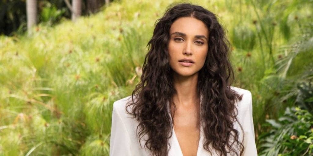 Débora Nascimento surge provocante com calcinha 'atolada' e detalhe íntimo chama a atenção: "Enorme"