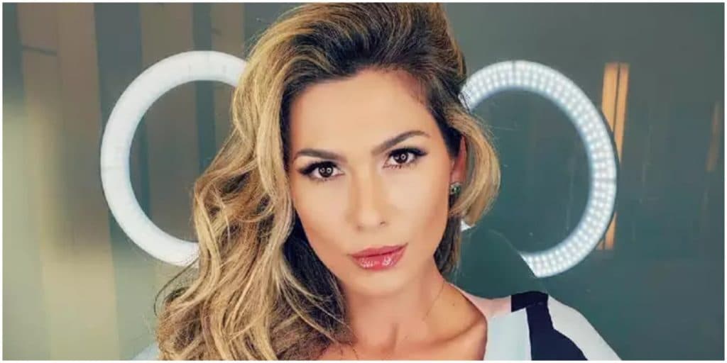 Lívia Andrade provoca com biquíni bem fino e parte íntima solta: "Gigante"