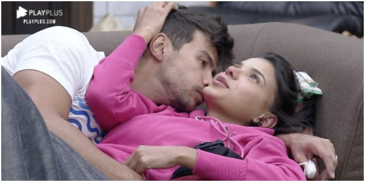 Jake e Mariano movimentam edredom e público aposta em sexo (Foto: Reprodução) Jake e Mariano movimentam edredom e público aposta em sexo (Foto: Reprodução)