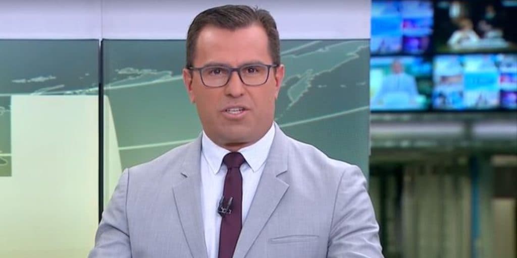 Rodrigo Bocardi interrompe programação ao vivo e anuncia queda do presidente dos EUA