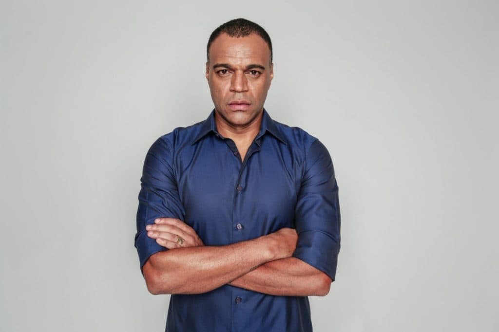 Denílson expandiu sua carreira de jogador mais caro do mundo até se tornar símbolo do esporte na TV