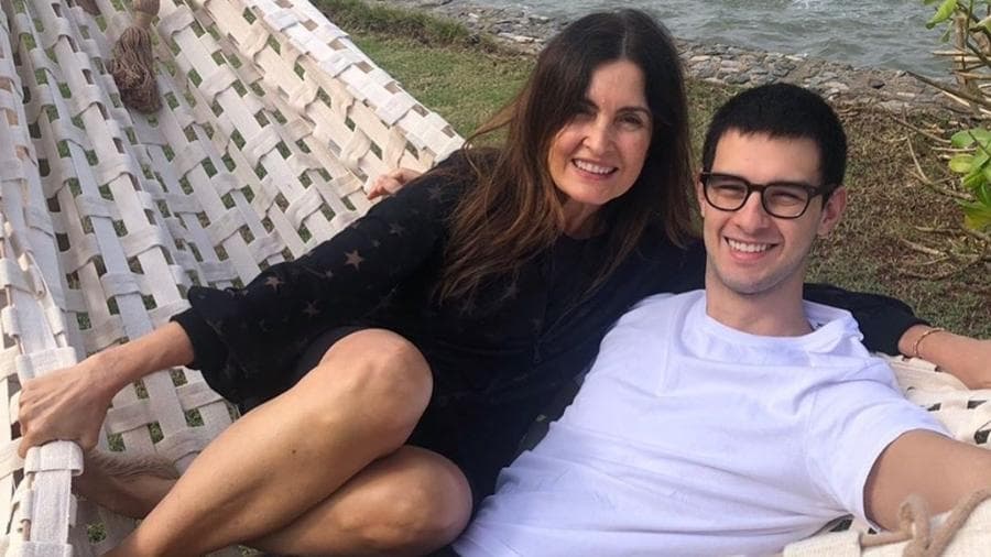 Filho de Fátima Bernardes e William deixa o Brasil, se assume de vez e romance é apoiado até pela mãe: "Lindos"