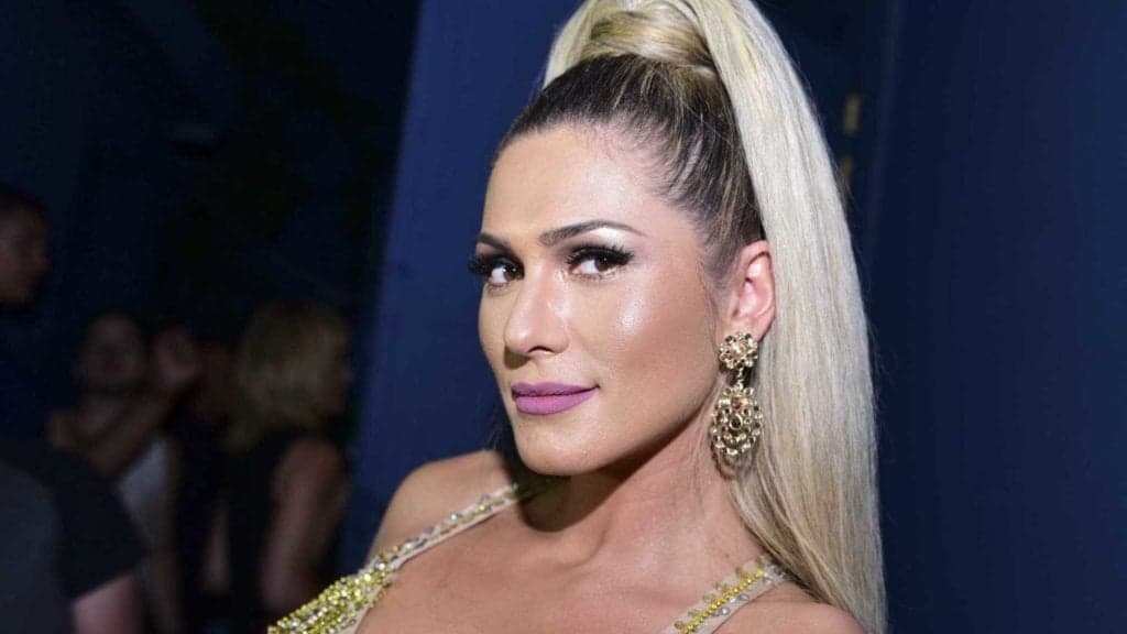 Lívia Andrade, após abusar deixando vazar as partes em biquíni minúsculo, volta a aparecer toda molhada