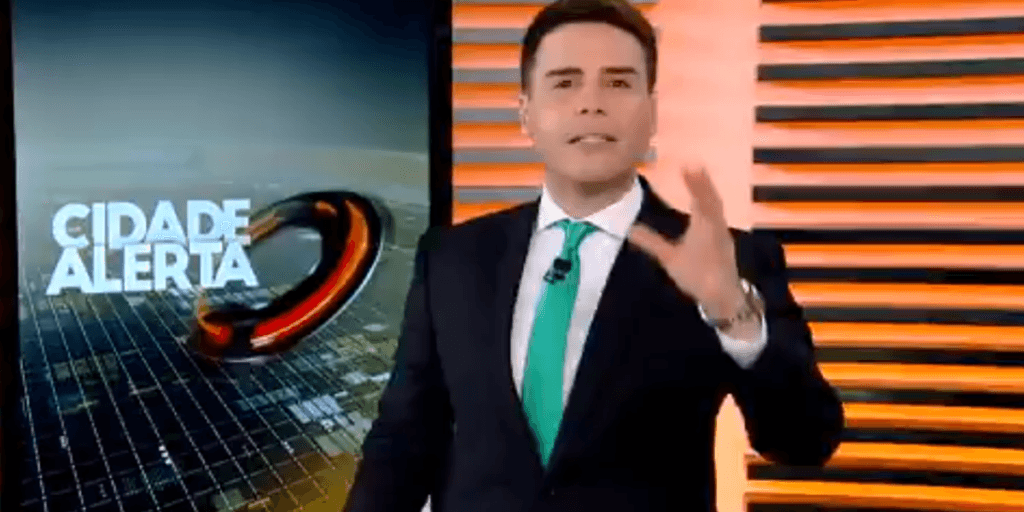 Luiz Bacci se descontrola ao vivo na Record, grita para a câmera e mostra revolta: "Vagabundos"