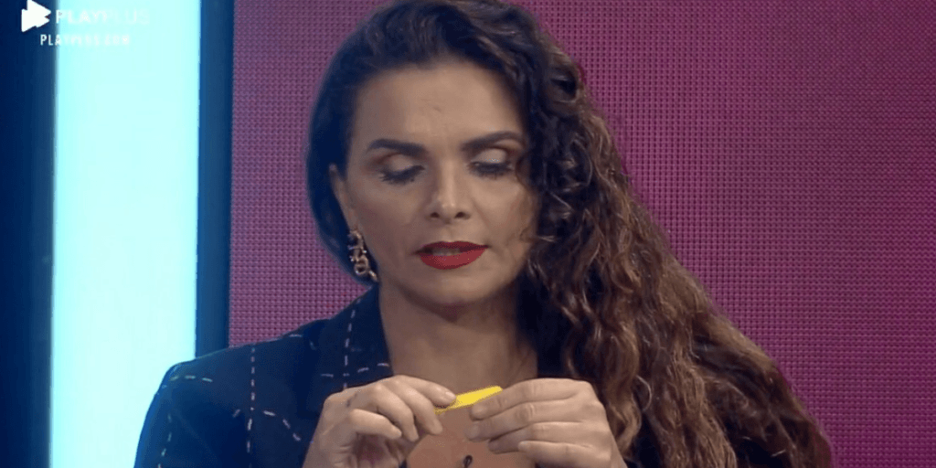 Luiza Ambiel recebe indireta de Jakeline, mas ignora a modelo e lixa unha: "Tacar fogo nesse barraco"