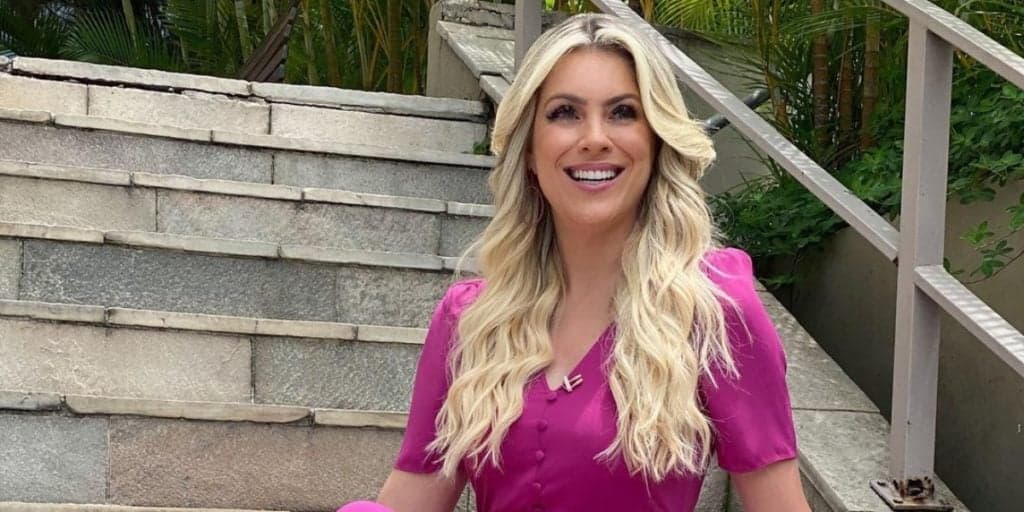 Renata Fan, após revelar doença e ficar debilitada, entra às pressas andando pelo estúdio e comunica: "Luta"