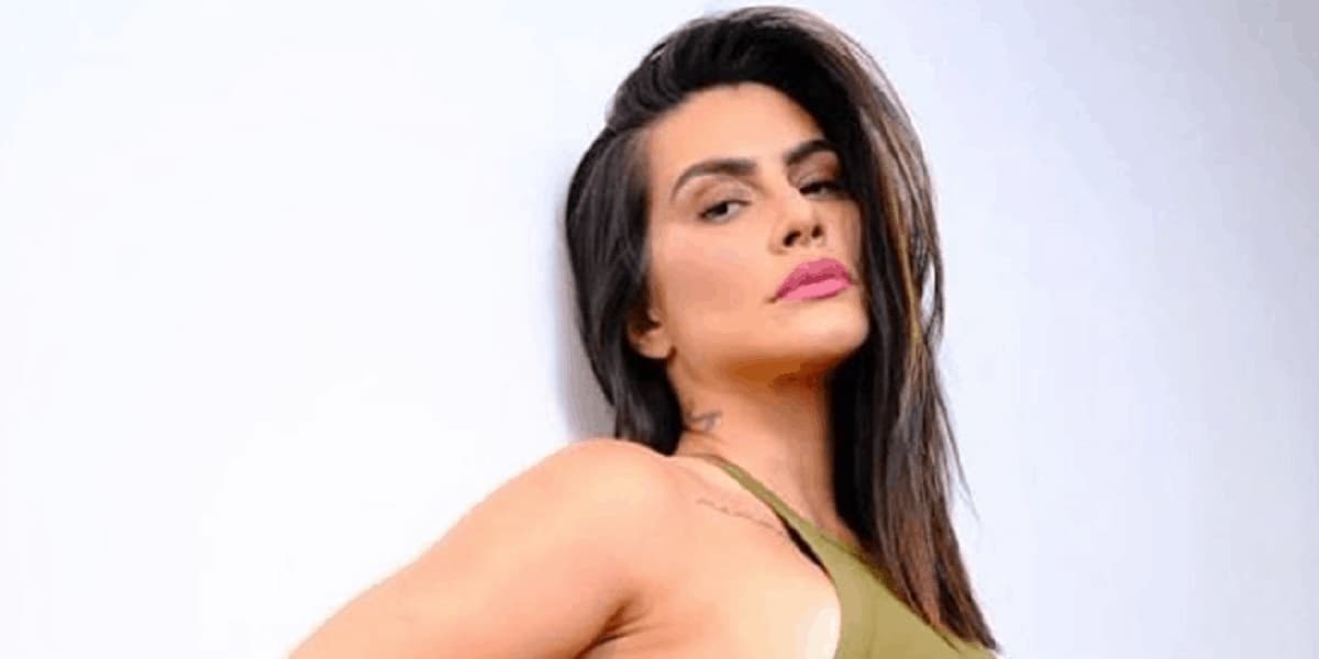 Cleo surgiu de forma provocante em vídeo (Foto: Reprodução) Cleo surgiu de forma provocante em vídeo (Foto: Reprodução)