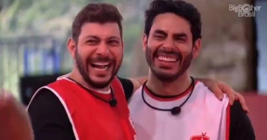 BBB21: Caio é flagrado na cama com Rodolffo, pega em parte íntima de cantor e fica chocado com tamanho: "Uai"
