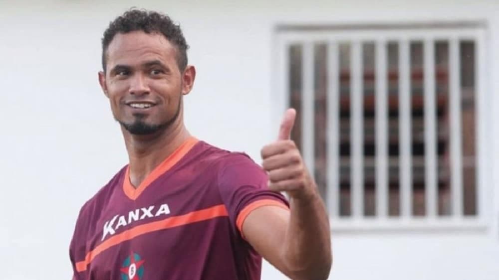 Goleiro Bruno, após ser condenado por assassinato, recebe proposta para jogar em clube carioca