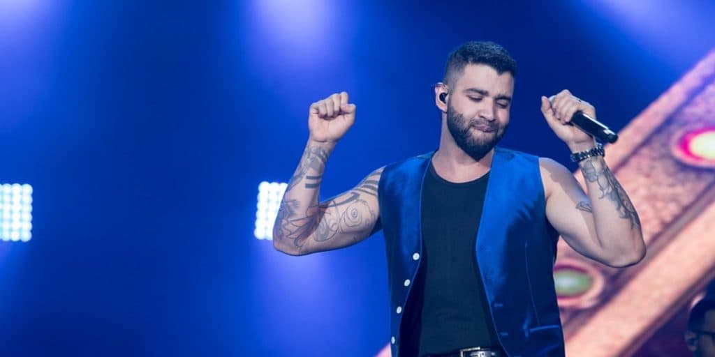 Gusttavo Lima surge de sunga colada, parte íntima faz volume e tamanho impressiona: "Uma vara"