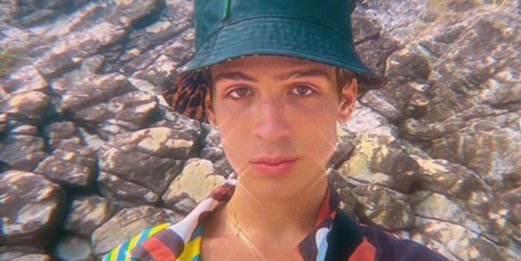 João Guilherme, filho de Leonardo, arreganha as pernas, assume preferência e parte íntima peludinha explode: "Nossa"