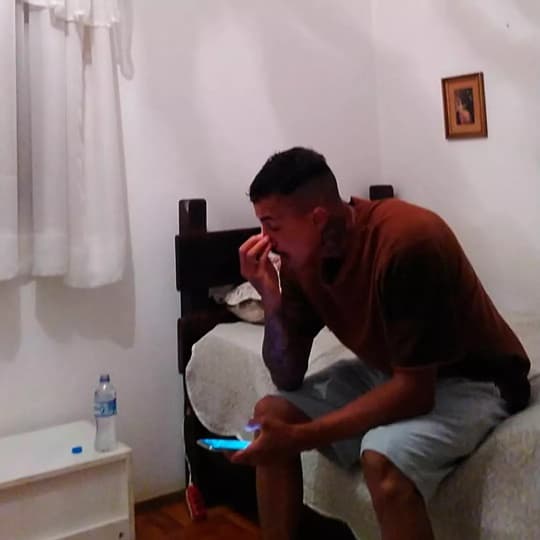 MC Livinho na casa dos pais, após susto (Foto: Reprodução)