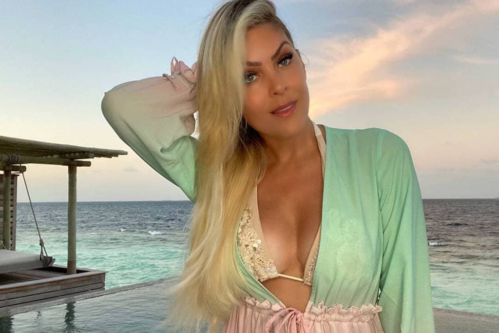 Renata Fan surge de roupa íntima na Band, é pega se contorcendo em escadaria e deixa tudo à mostra: "Escancarada"