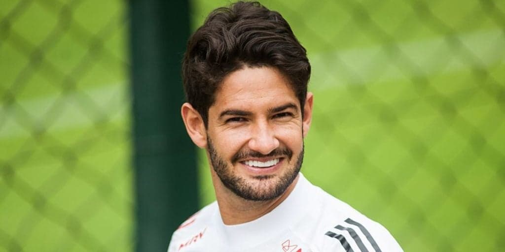 Marido de Rebeca Abravanel é pego de sunga na praia e explode após anúncio de separação: "Torço pelo retorno"