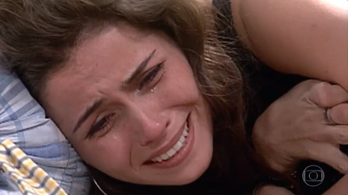 Capitu ficará arrrasada depois de ter seu segredo entregue no casamento de Camila e Edu em Laços de Família (Foto: Reprodução/ Globo)