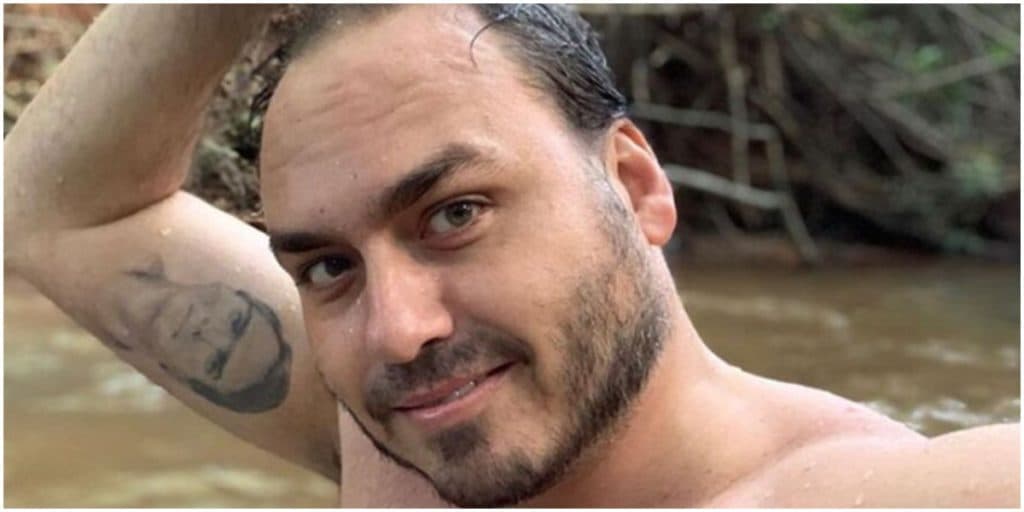 Carlos Bolsonaro é flagrado em vídeo com pênis de borracha após fotos com primo: "Companheiro de intimidade"