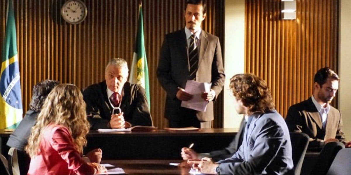 Ester derrota Alberto no tribunal (Foto: Reprodução) Ester derrota Alberto no tribunal (Foto: Reprodução)
