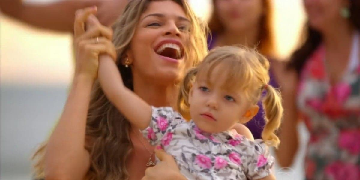 Ester celebra guarda de Laurinha em Flor do Caribe (Foto: Reprodução) Ester celebra guarda de Laurinha em Flor do Caribe (Foto: Reprodução)