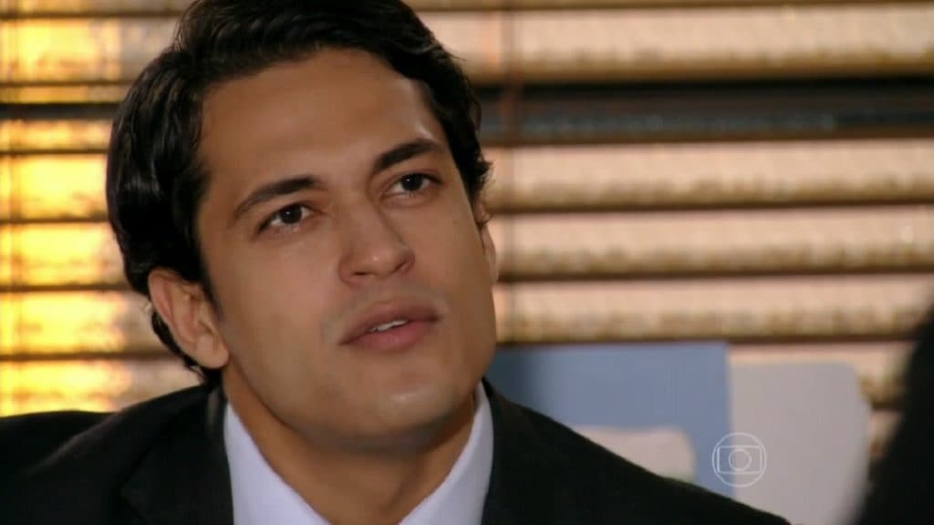 Flor do Caribe: Hélio passa a perna na polícia, mente descaradamente e massacra os pais: "ignorantes"