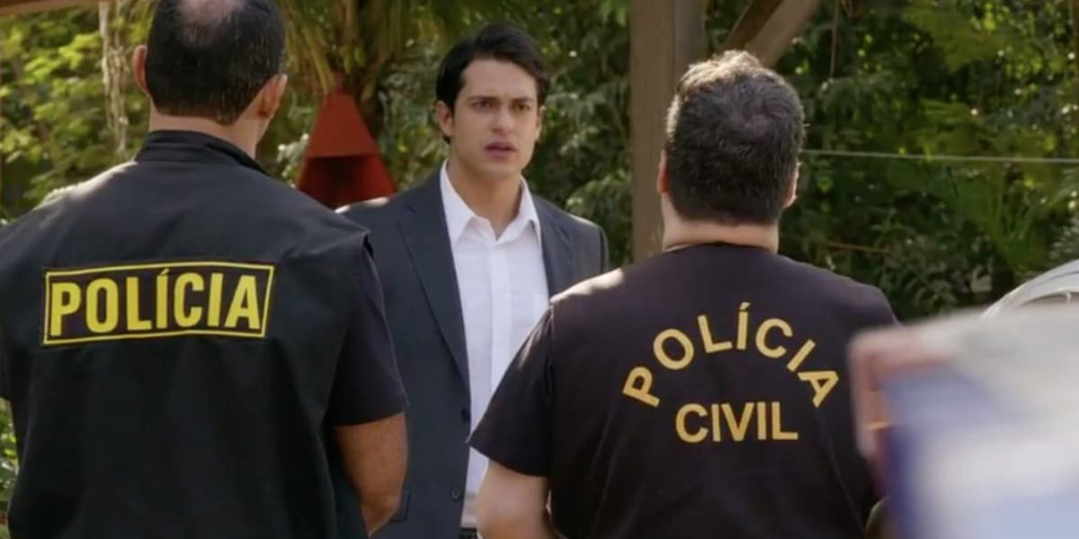 Hélio sendo encurralado pela polícia em Flor do Caribe (Foto: Reprodução) Hélio sendo encurralado pela polícia em Flor do Caribe (Foto: Reprodução)