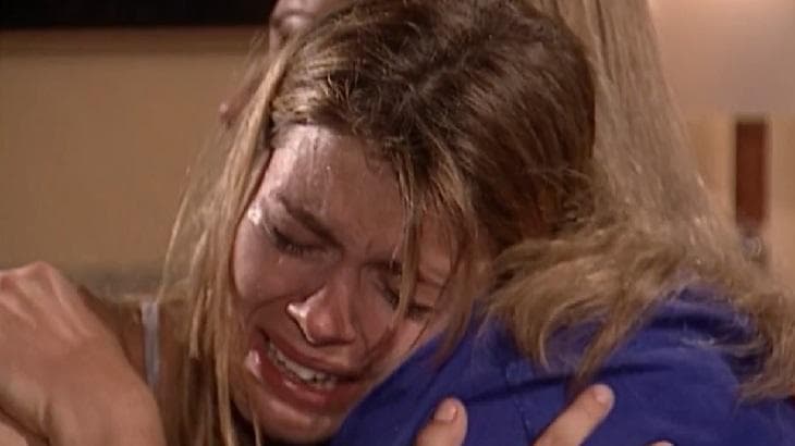 Laços de Família: Camila vê sangue escorrendo pelo corpo, clama por socorro e prenúncio de grave doença vem à tona