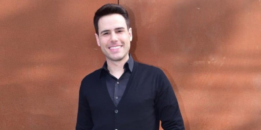 Luiz Bacci entrega assassinato de Clodovil ao vivo, gritaria começa e farsa é revelada: "Calma, por favor"