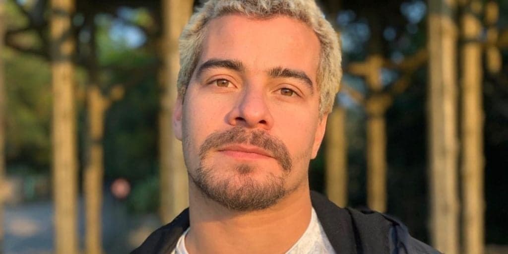 Thiago Martins compartilha vídeo tomando banho de mangueira
