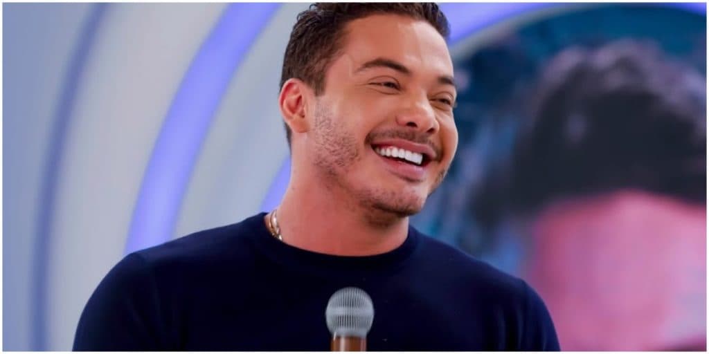 Wesley Safadão rouba à cena, surge quase nu todo molhadinho e aperta mangueirão com força: "Gostoso"
