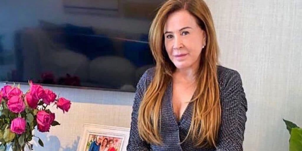 Zilu surge dentro de banheira atracada em outro homem e coloca seios pra fora: "Meu Deus"