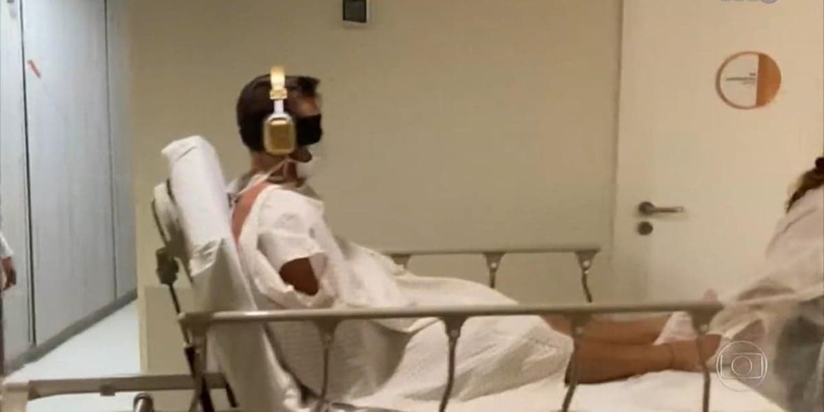 Arthur precisou deixar a casa do BBB21 e ser levado a um hospital (Foto: Reprodução / TV Globo) Arthur precisou deixar a casa do BBB21 e ser levado a um hospital (Foto: Reprodução / TV Globo)