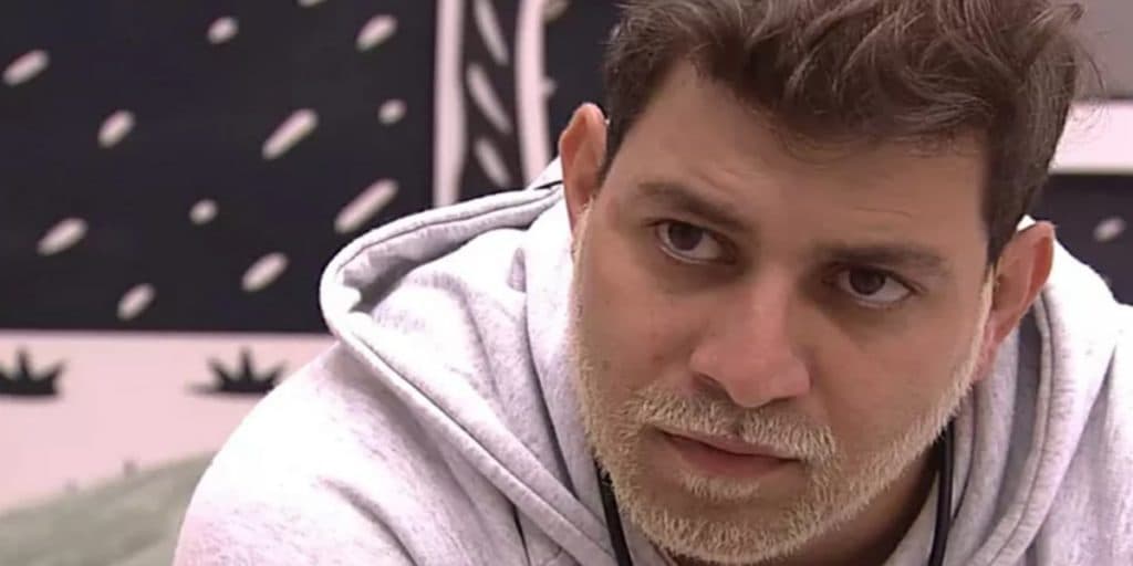 “BBB 21”: Globo se pronuncia oficialmente sobre saída de Caio e público se despede do participante