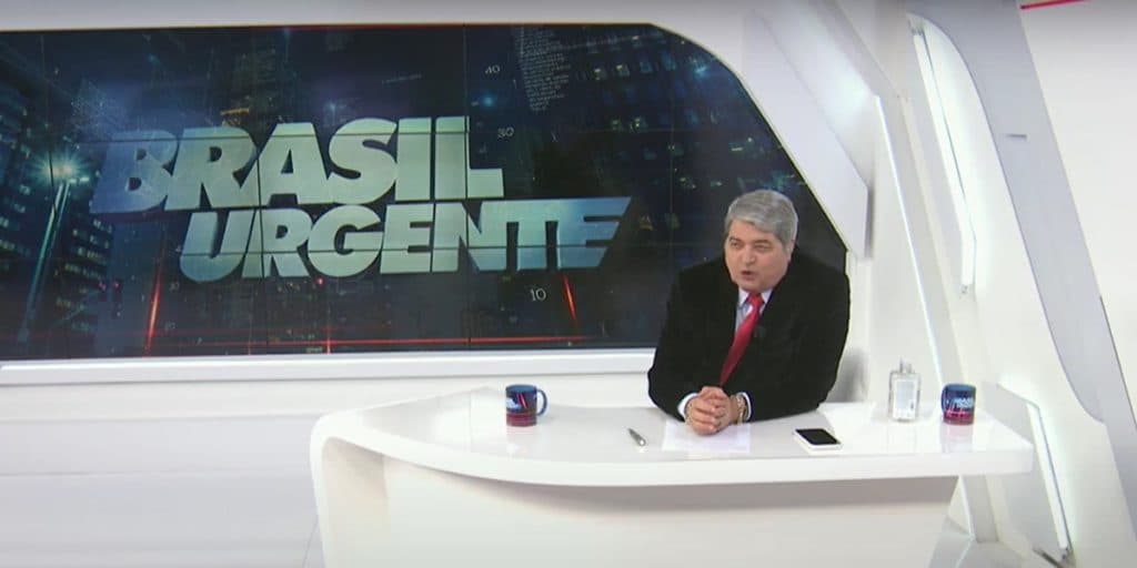 Datena levanta as mãos ao vivo, grita até perder o fôlego com equipe e massacra profissionais: "Quinta vez"