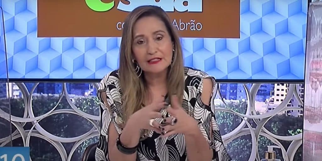 Sonia Abrão se descontrola ao vivo, sobe tom de voz, bate na bancada e explode às câmeras: "Aqui pra vocês"