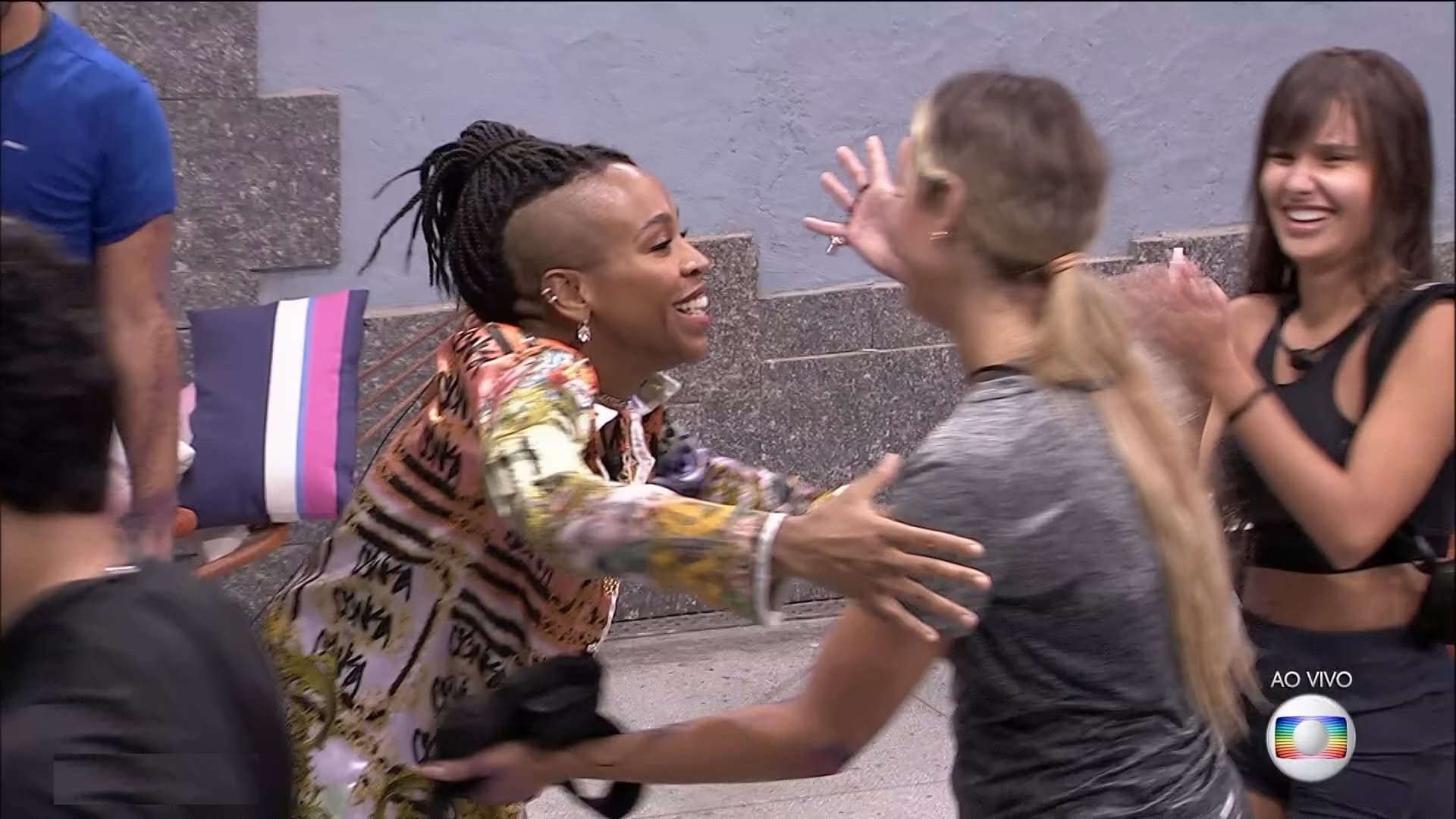 Sarah abraça Karol Conká no BBB21 (Foto: Reprodução)
