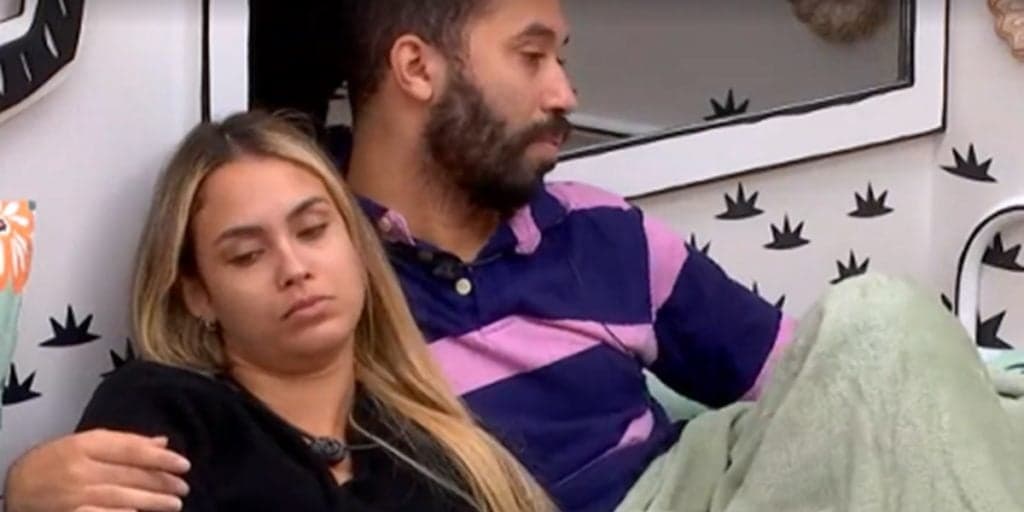 BBB21: Sarah roça em Gilberto, que acaba tendo tamanho do 'pinto' exposto: "Bem coisado"