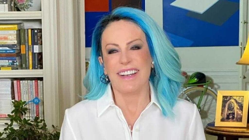 Ana Maria, após exigir separação, é flagrada nas escadas de sua casa com parceiro e roupa escancarada: "Era um garoto"
