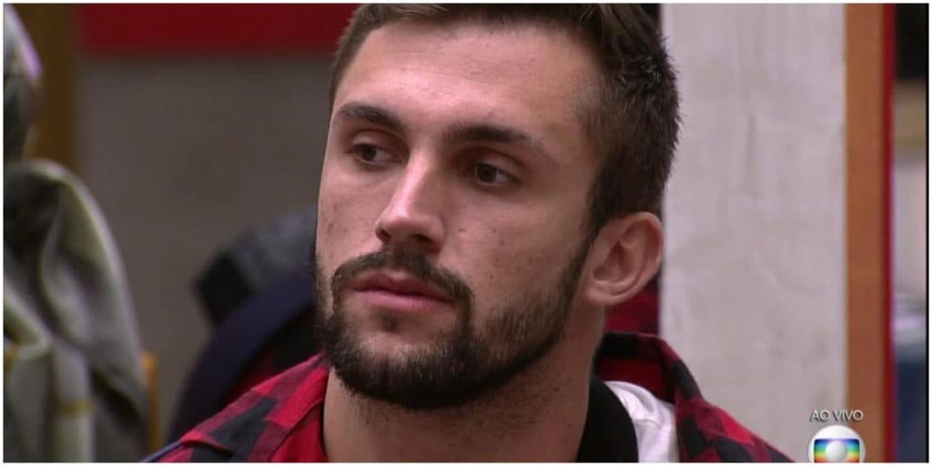 BBB21: Arthur quer bater em participantes após descobrir votos e explode: "Porrada nesse filho da p*ta"