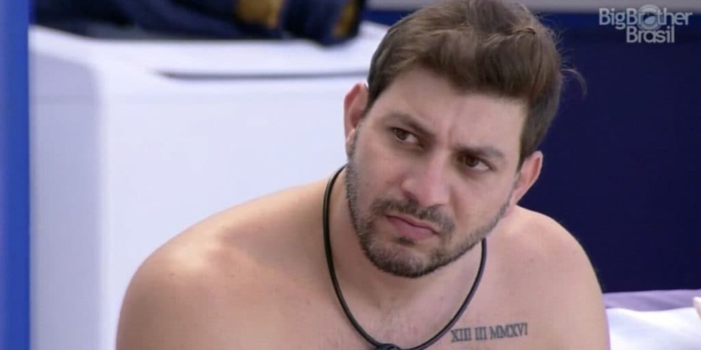 Caio Afiune, do BBB21, sofre agressão física, fica com o olho roxo e aparece na Globo com o rosto desfigurado