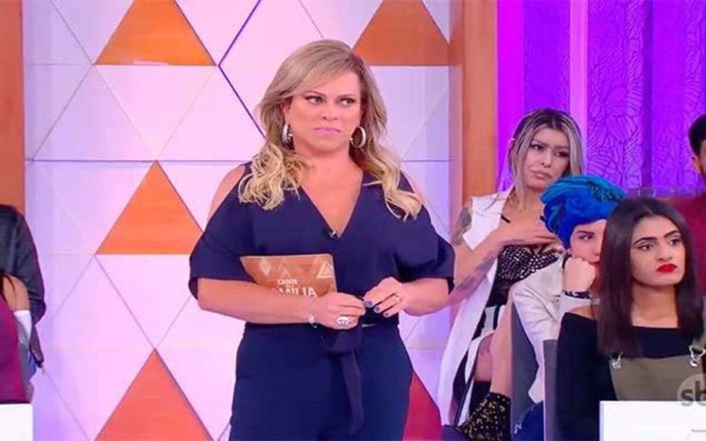 Christina Rocha, após relação sigilosa com Silvio Santos vazar, vê barraco no palco e explode: "Vad*a"