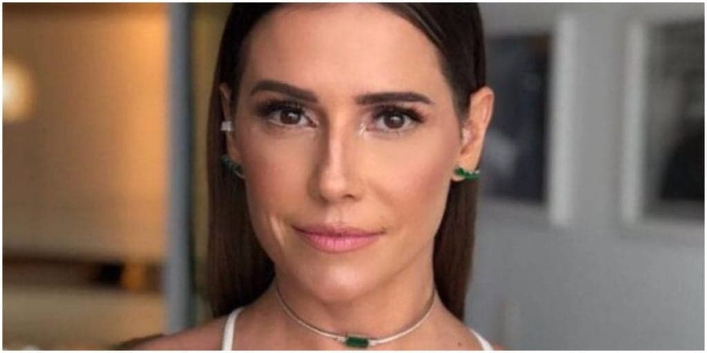 Deborah Secco abusa, abre a roupa, mostra parte íntima em look transparente e marmanjos enlouquecem: "Gostosa"