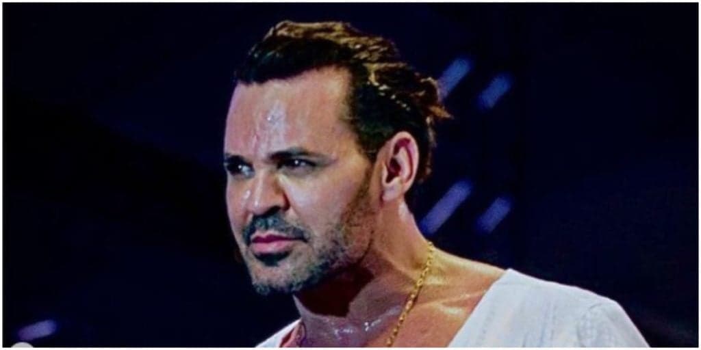 Eduardo Costa, após surgir sem voz na TV, arranca roupa e deixa à mostra cobra grande: "Bota em mim"