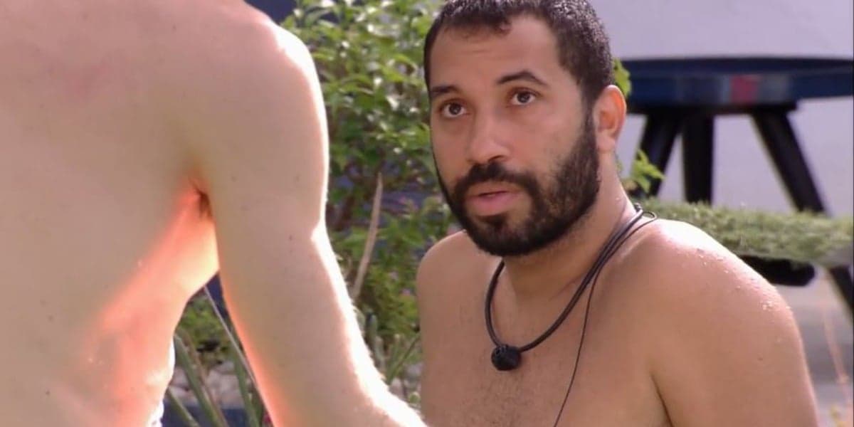 Gil se arrependeu da briga que teve com Pocah (Foto: Reprodução/TV Globo)